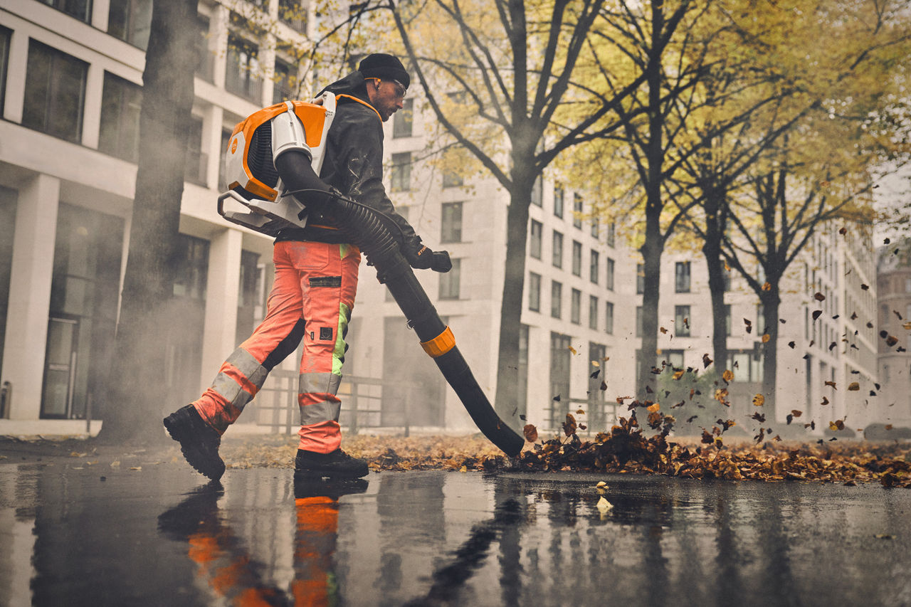 De BRA 600 accu rugblazer maakt indruk met zijn extreme blaaskracht tot 35 Newton, stille werking en ergonomisch ontwerp - ideaal voor geluidsgevoelige toepassingen in gemeenten, tuin- en landschapsarchitectuur.