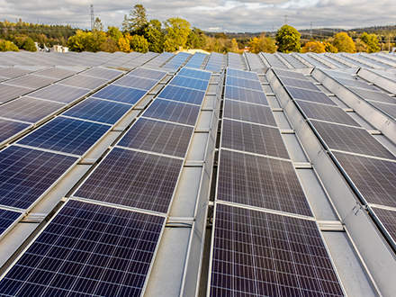: ZwedenIn het Zweedse Stenkullen heeft de Scandinavische verkoopvestiging STIHL Norden 280.000 euro geïnvesteerd in een nieuw zonne-energiesysteem. Op het dak van het nieuwe magazijn zijn in totaal 924 zonnepanelen geplaatst, samen goed voor 240.000 kilowattuur. Overdag dekt de vestiging haar eigen stroombehoefte; het overschot aan opgewekte stroom wordt regionaal als groene stroom verkocht. Dit zonne-energiesysteem werd door de Zweedse regering ondersteund.